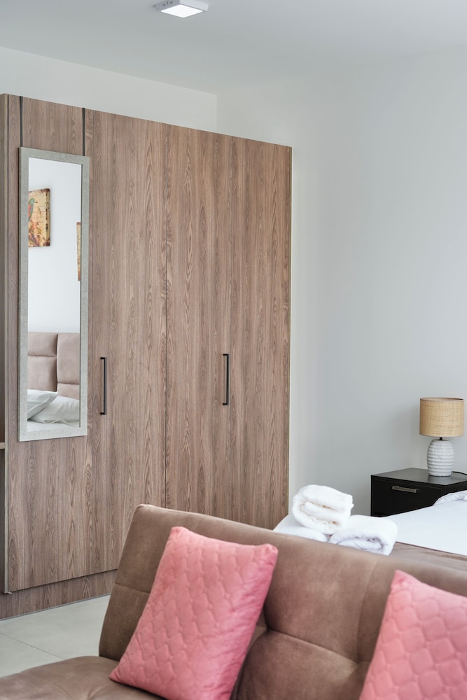 Seis Residences