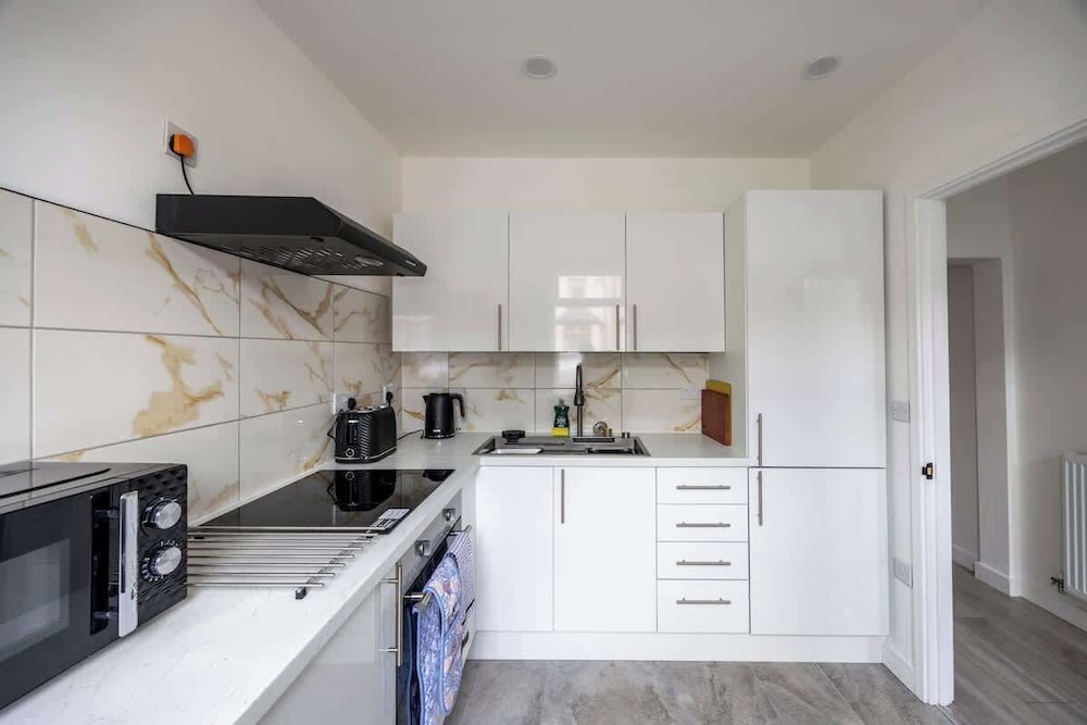 3bedroom 2 Bathroom House-free Parking 5 Beds