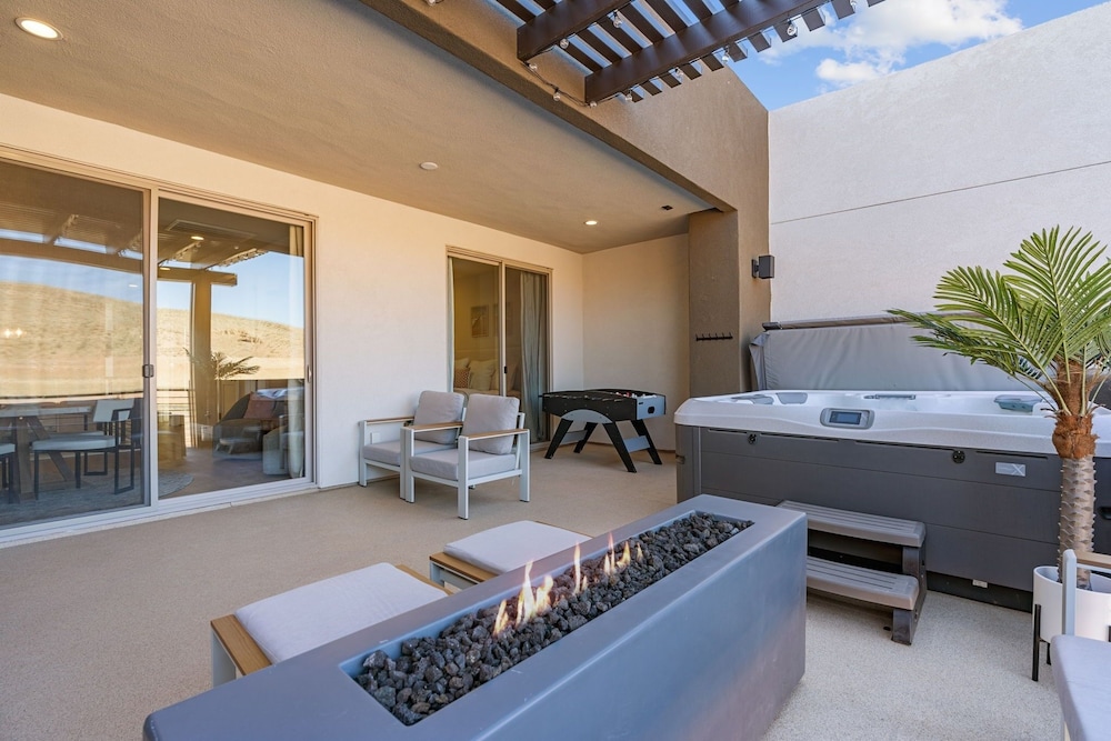 Sandy Cheeks 6 Bedroom Townhouse