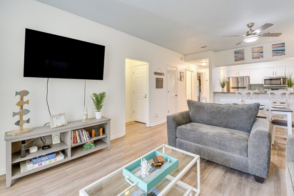 Community Outdoor Pool: Miramar Beach Condo!