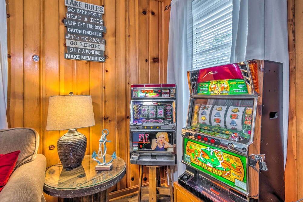 Cozy Kentucky Cabin w/ Sunroom, Yard & Views! view 5
