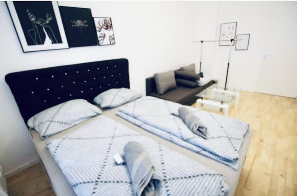 Cozy 3BR Apartment Near Augarten Park