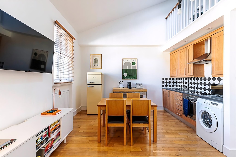 Stylish Chelsea Flat With Luxe Comfort & Charm