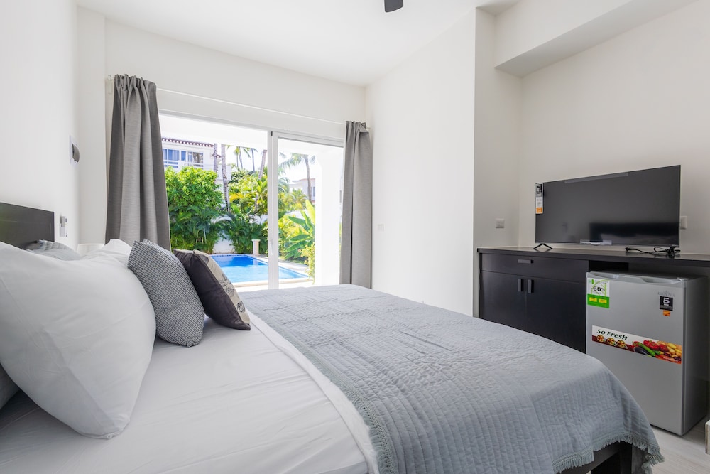 Beachfront 7BR Villa with Pool & Maid view 4