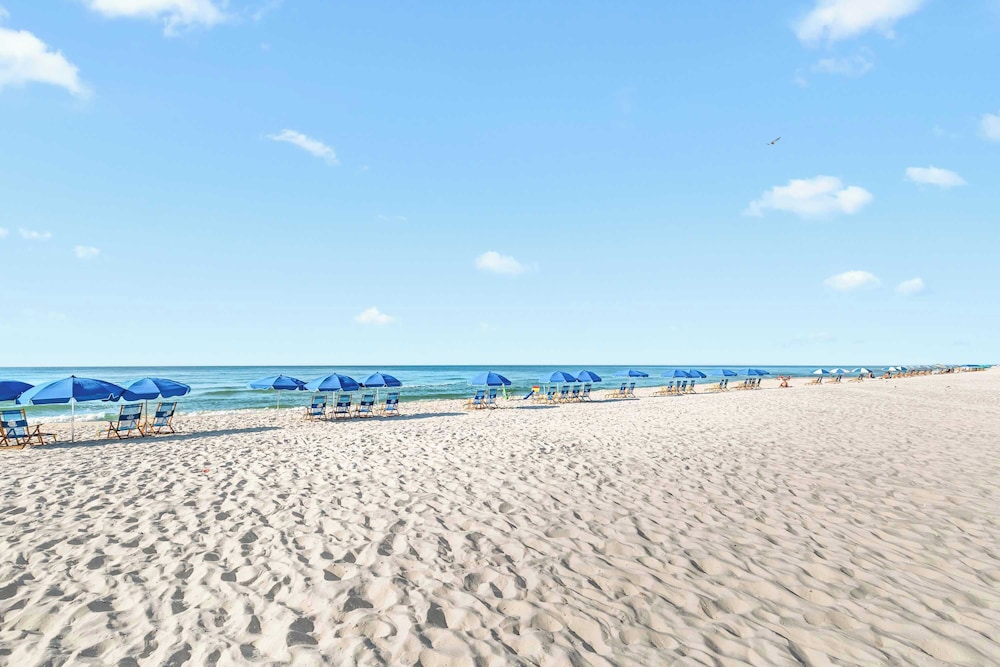 Beachfront 3-bedroom Condo on 15th Floor Balcony, Lazy River, Jacuzzis
