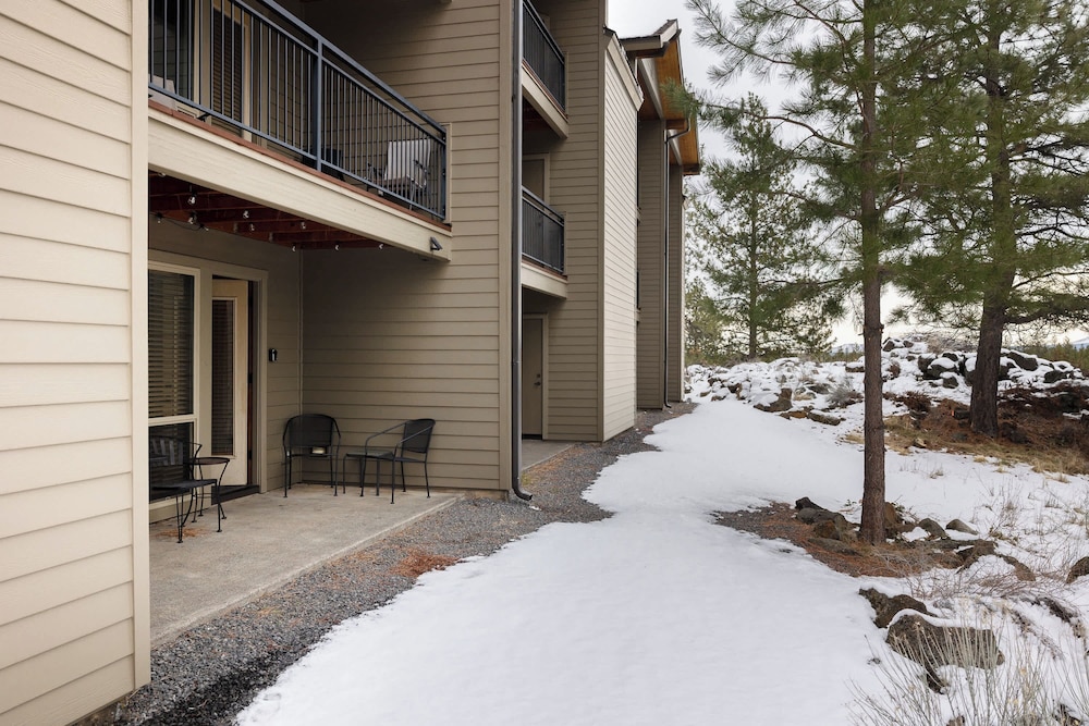Cozy Cascade Retreat - For 4!