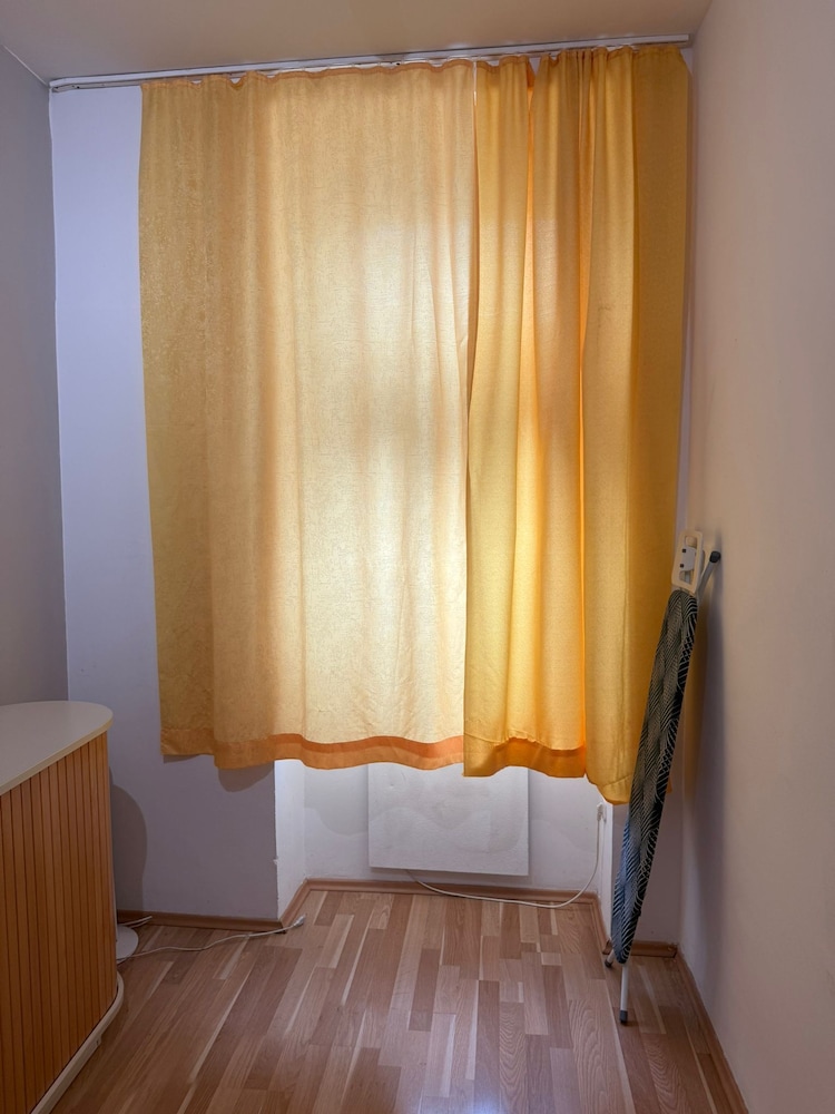Cozy 1BR Apt with LR Vienna Location