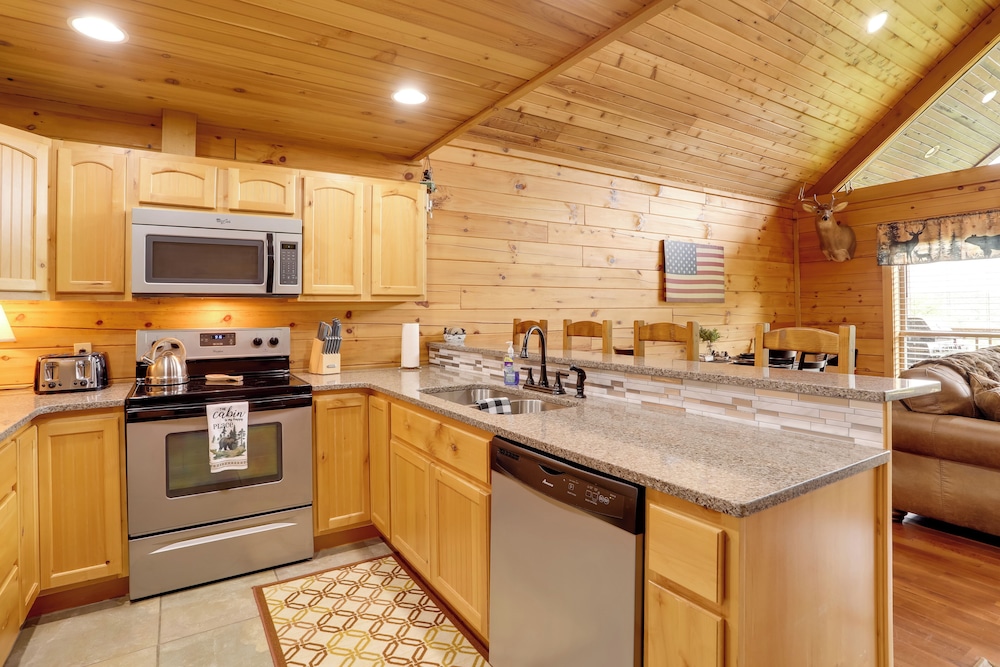 Near Current River: Family-friendly Cabin w/ Deck!