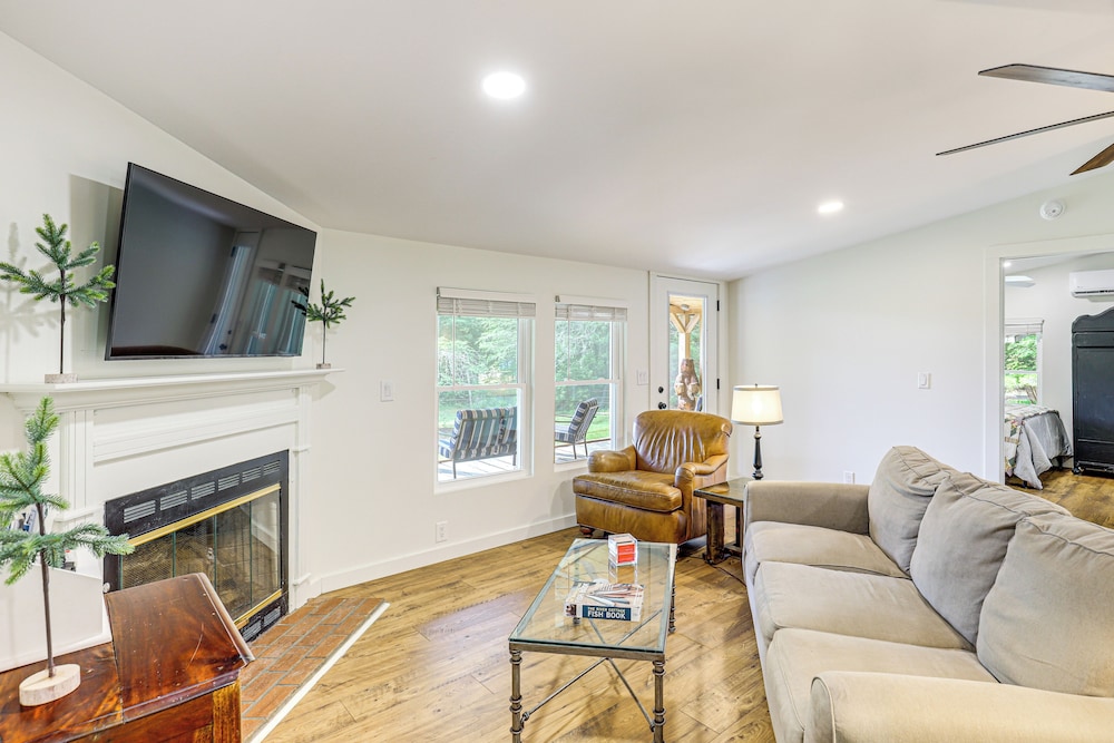 On-site Pond & Creek: Serene Cabin by Caesars Head