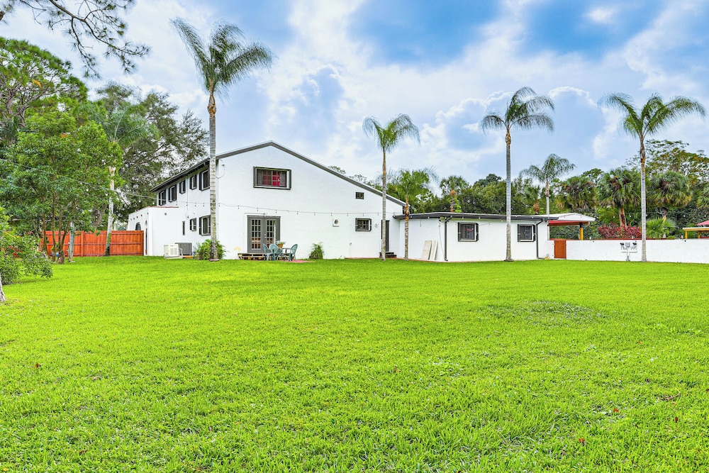 1 Mi to Boat Ramp: 'the Islander' Home w/ Yard view 5