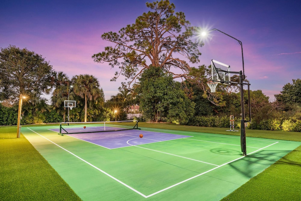 Luxurious 6-Bedroom Villa with Pool & Games