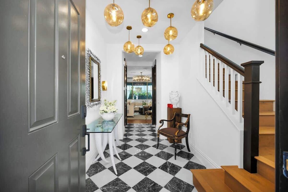 @marbella Lane - Stylish Dream Home in RMV w/ Pool