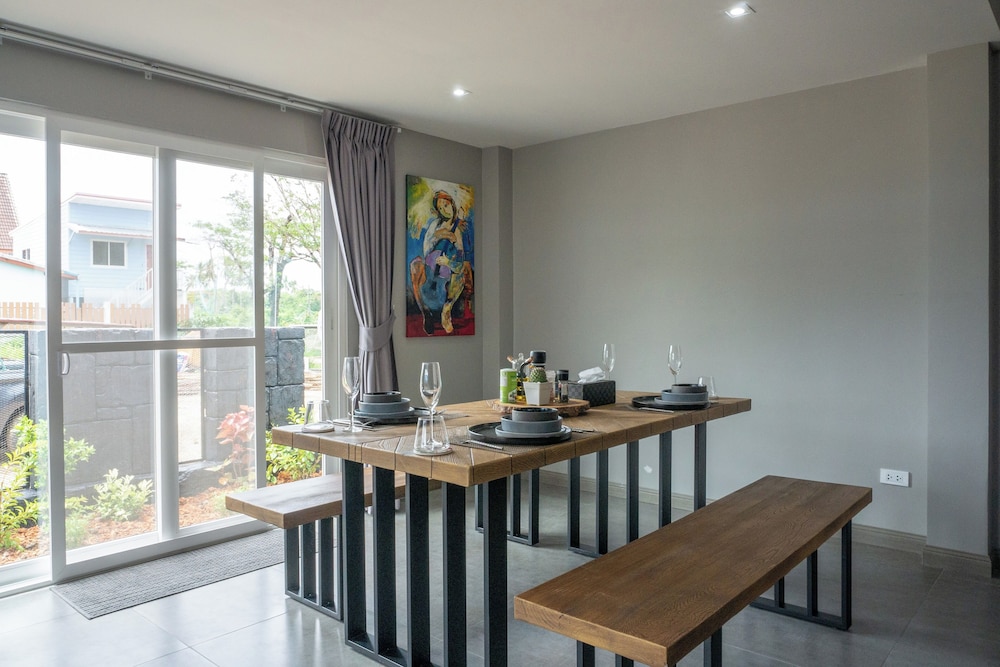 4BR Villa Ideal for Groups Families V262