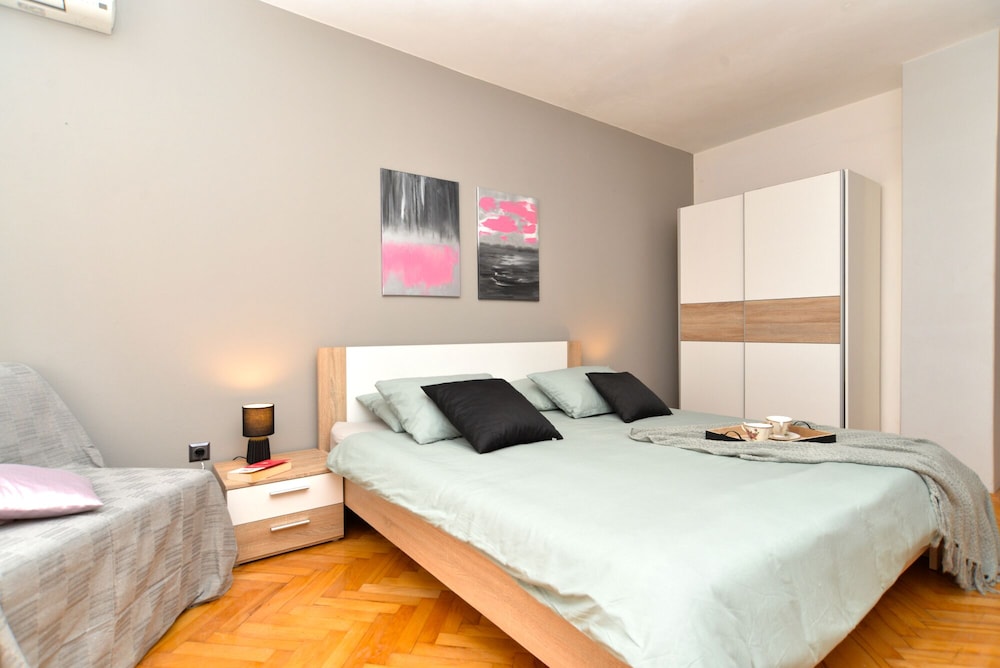 Apartment 843