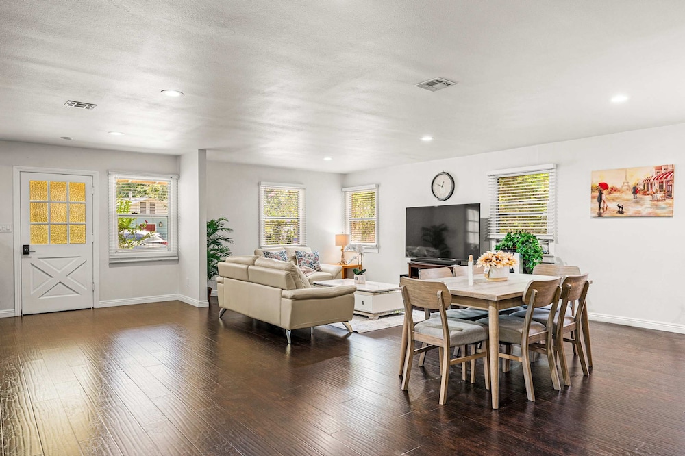 Spacious Retreat w Large Kitchen Outdoor Patio