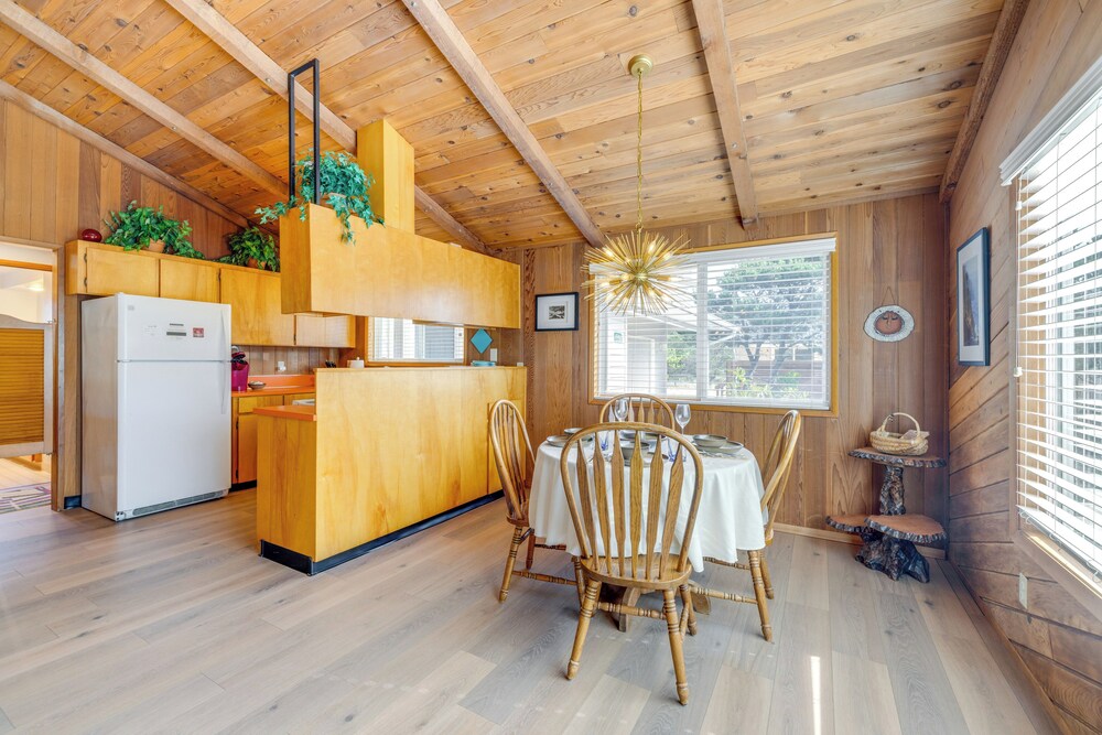 1/8 Mi to Neskowin Beach! Cozy Oregon Coast Home