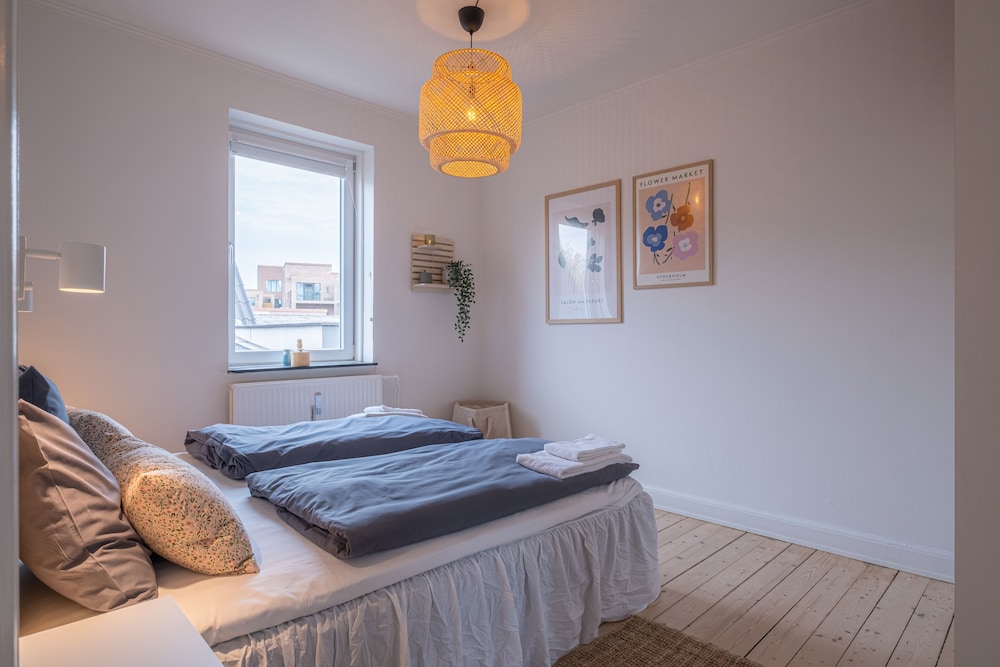 1 Bed Apartment Sleeps 2 With Parking, Wifi, Tv view 2