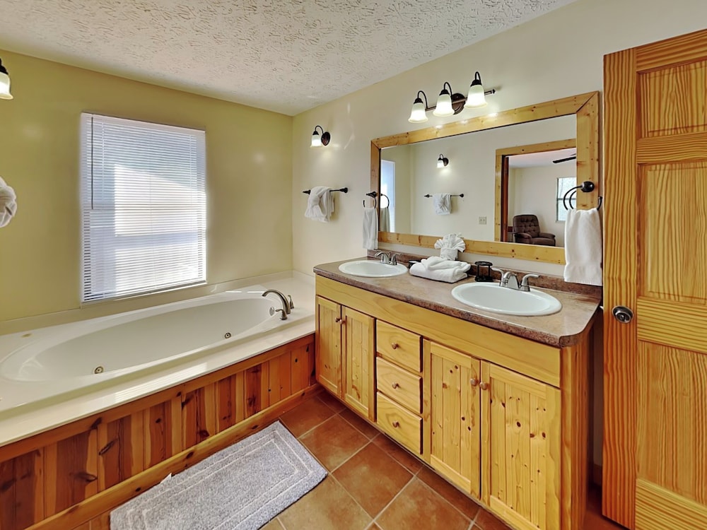 Honey Bear Hideaway by Jackson Mountain Rentals