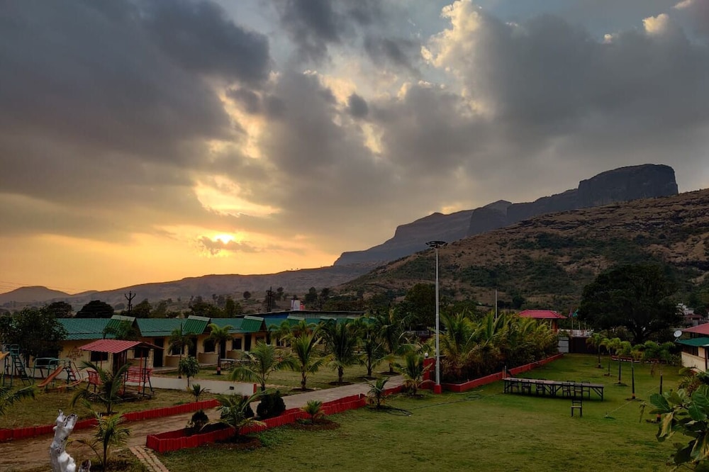 Twin Mountain Resort
