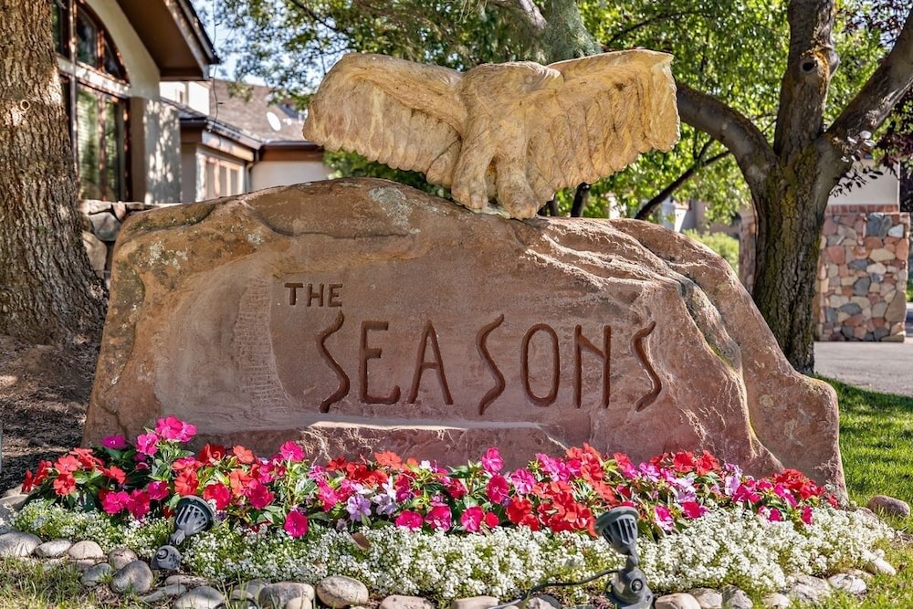 Stunning Renovated 2 Bedroom in Arrowhead Village! Studio Condo