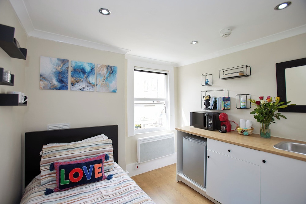 Your Ideal London Getaway - Charming Studio Haven view 3