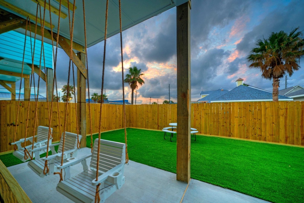 Deja Blue Coastal Retreat w/ Pool, Firepit, BBQ & Outdoor TV Lounge