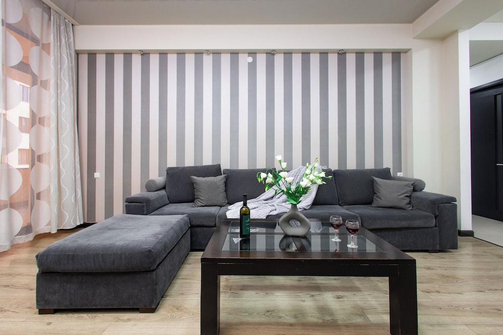 Apartment by Luxe Group DI8210