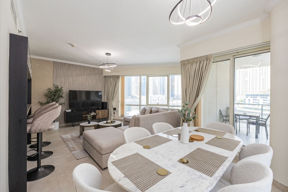 Luxurious Waterfront Stay at Al Majara Dubai Marina