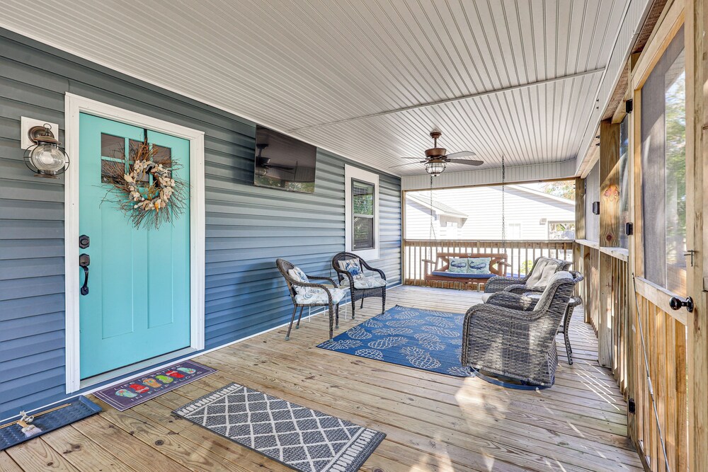 Play & Unwind, Oak Island Home < 2 Mi to Beach!