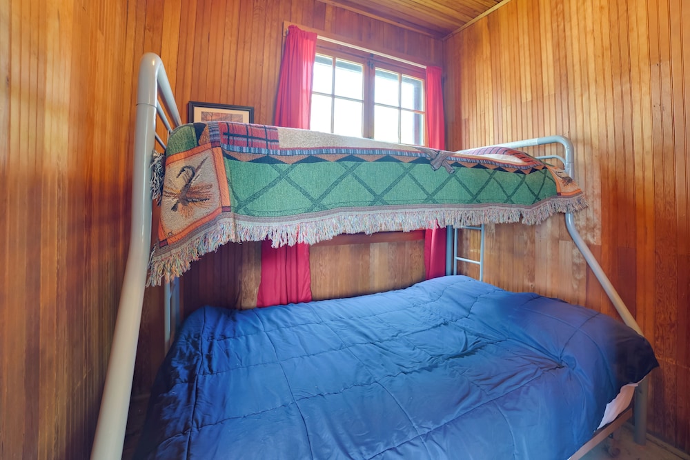 Les Cheneaux Islands Cabin 4 w/ Deck: Pet Friendly