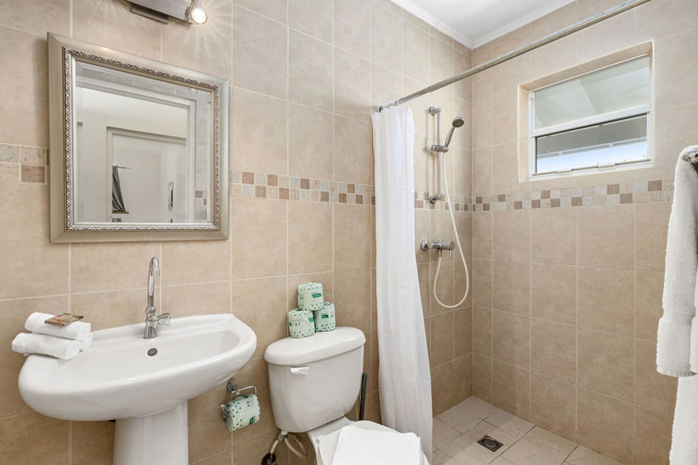 Cozy 3br2ba Great Location w Private Pool Patio