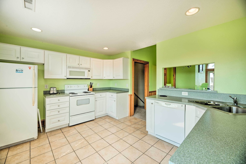 Quiet Hatteras Duplex With Decks ~ 1 Mile to Beach