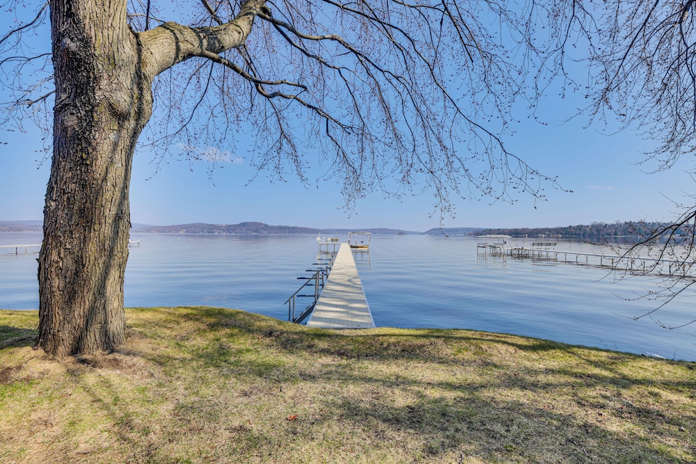 Lake Wisconsin Retreat w/ Dock: Great for Groups!