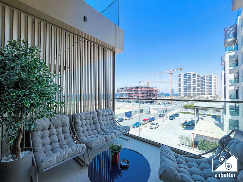 Luxury Beachfront 1BR on Palm Jumeirah & Balcony