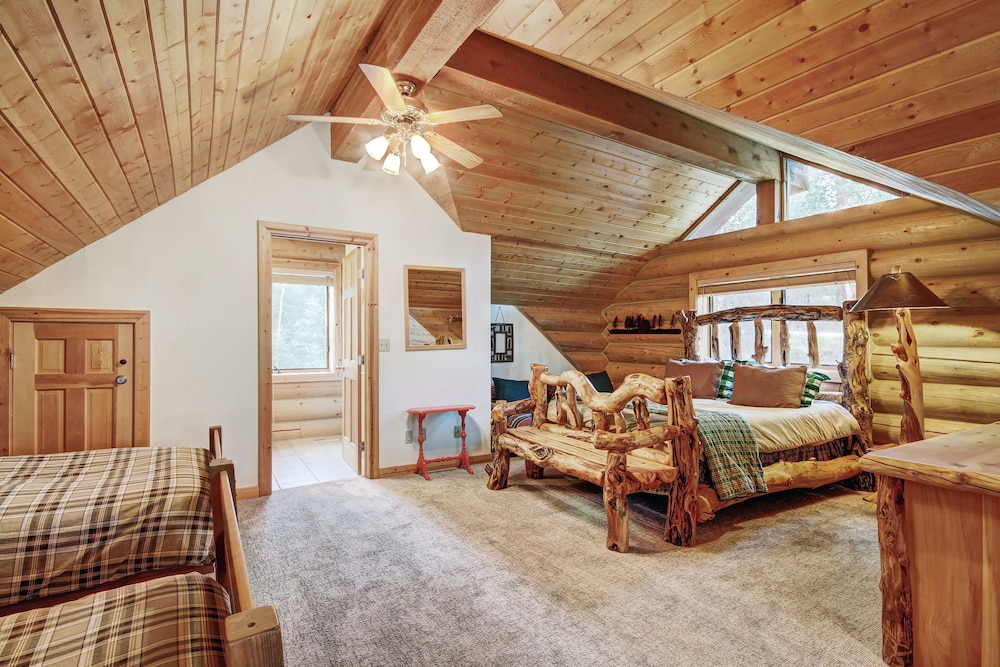 Elk Trail House by RedAwning view 5