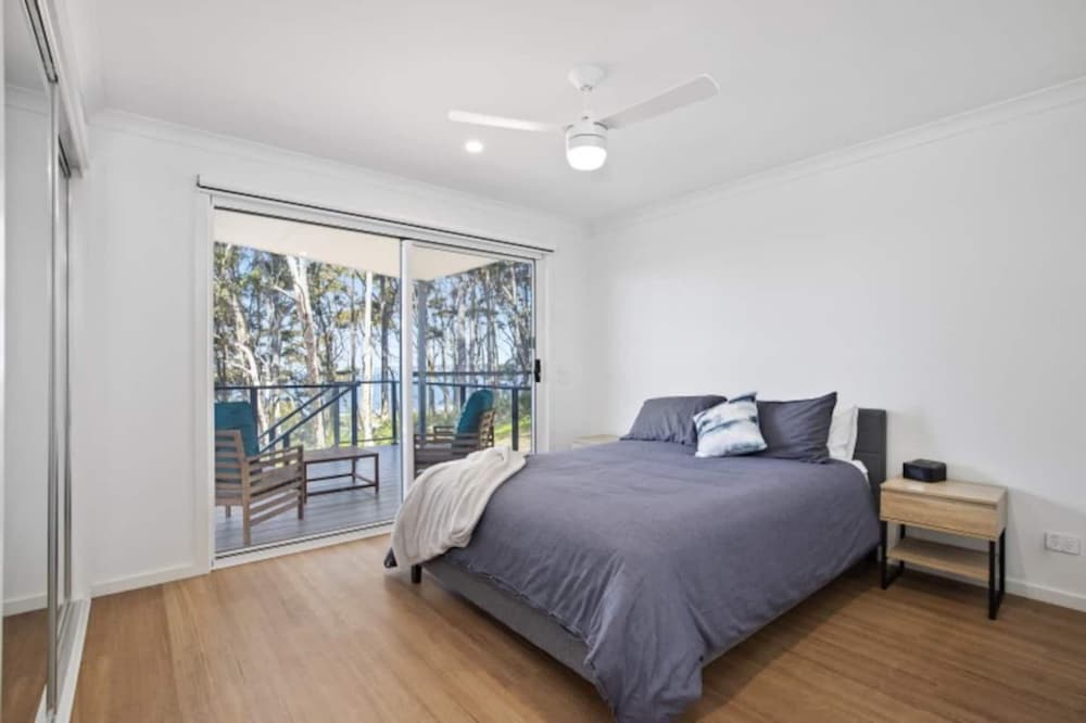 3-bed Coastal Getaway With Direct Beach Access