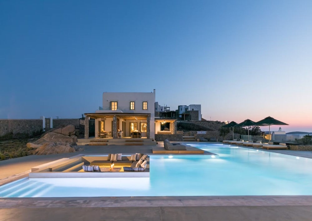 Villa With Resort Style Pool