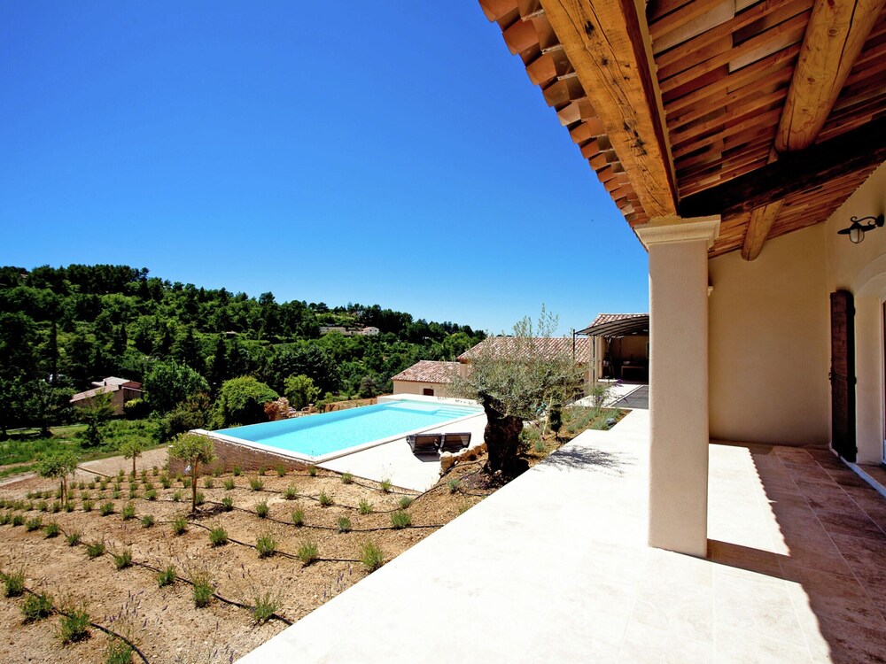 Villa in Provence With Infinity Pool