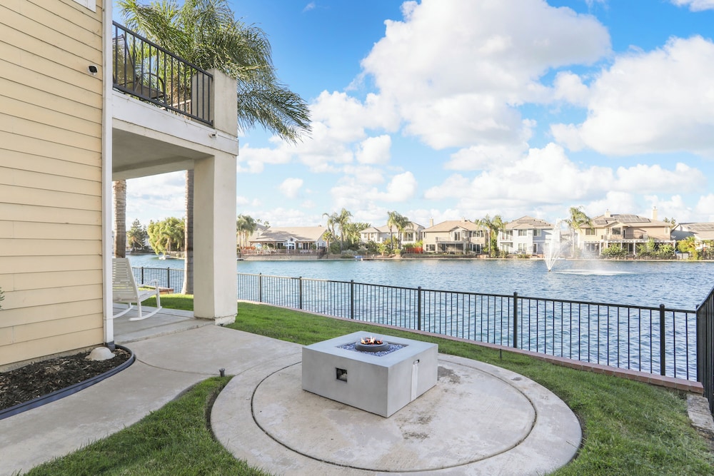 3 Mi to Main St Tracy: Homey Retreat w/ Game Room!