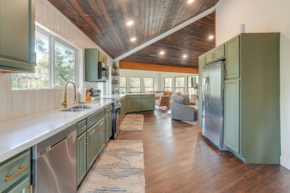 Mid-mod Mountain Cabin Near Thumb Butte Trails!
