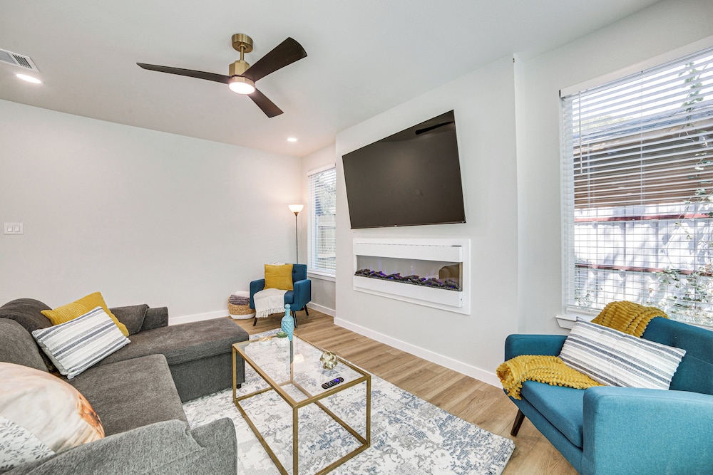 3 Mi to Dtwn Dallas: Pet-friendly Retreat w/ Yard