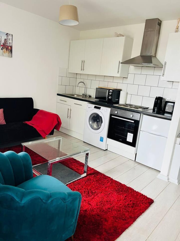 Stunning 2-bed House in Chatham view 3