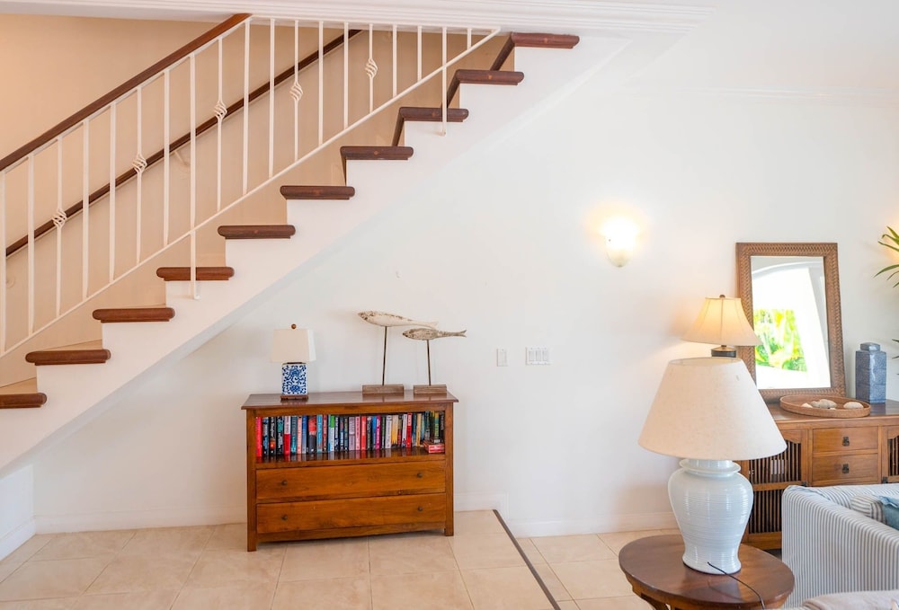 Large Townhouse with Plunge Pool, 3 mins from Beach - Turtle View 2 by BSL Rentals