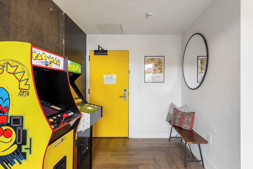 Dual Bachelor Pads w/ Rooftop Lounge & Games Sleeps 26 5 Min to Broadway