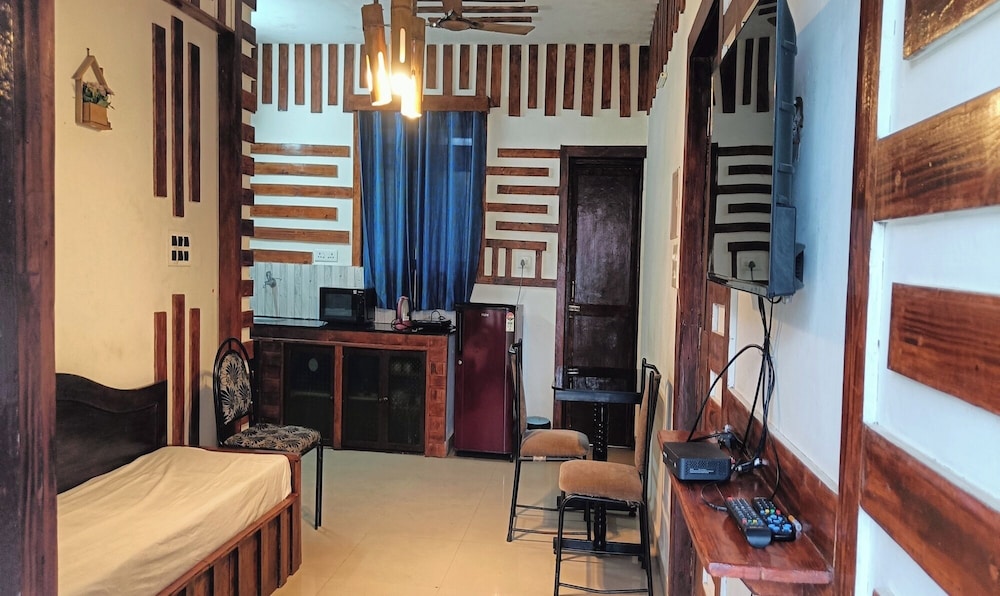 Fabhotel Park Grand Royal Palms