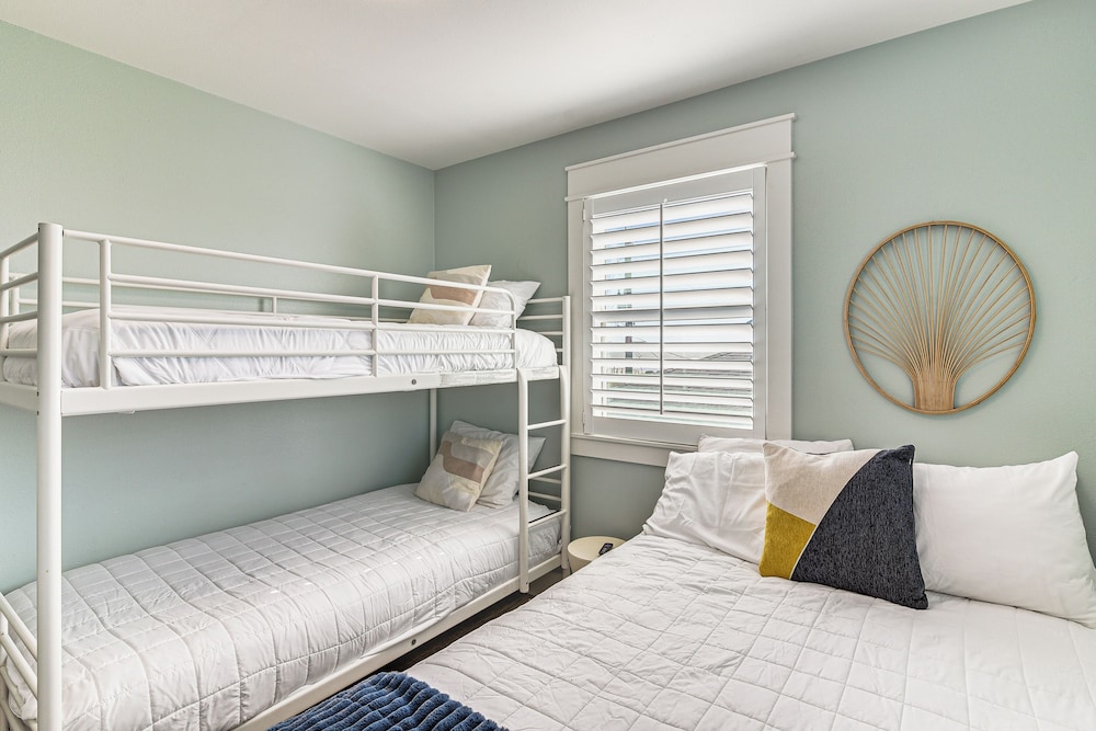 Modern Coastal Farmhouse: Walk to Surfside Beach!