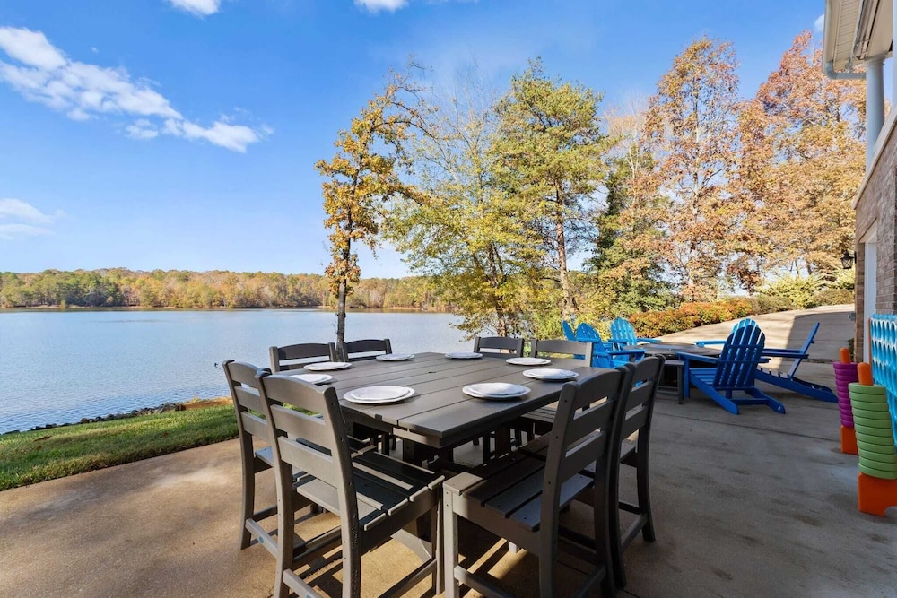Sunset Pointe by Avantstay Waterfront, Beach, Fire Pit Sleeps 14 5bdr 4BA