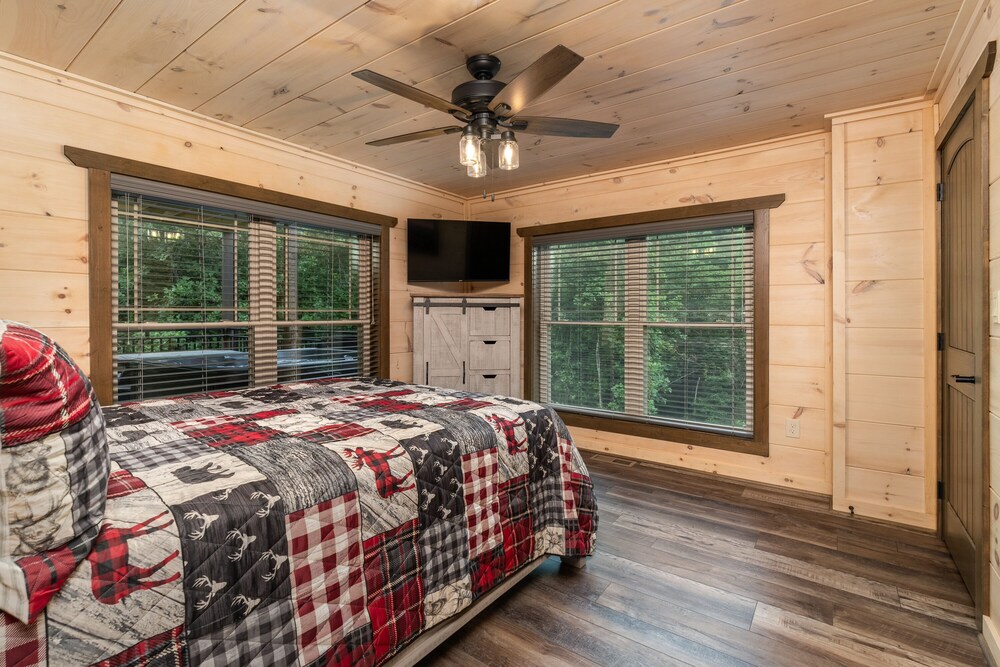 Brand NEW 2bed 2bath w Hot Tub view 5