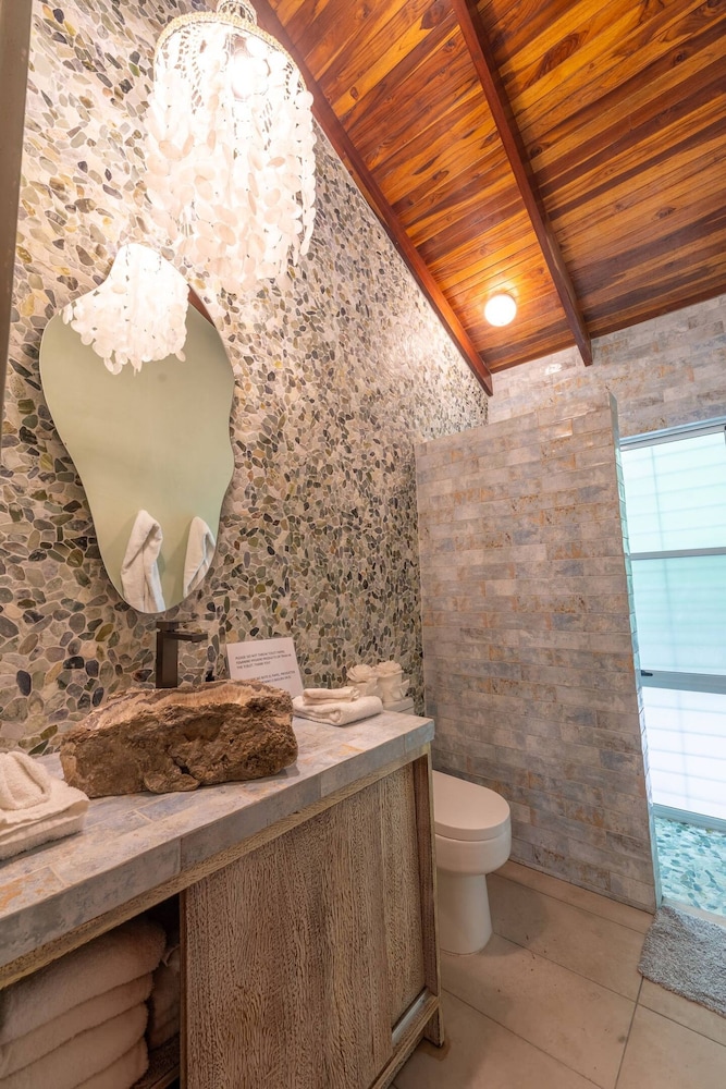 Casa Bonita - 5BR With Pool Walk to Beach