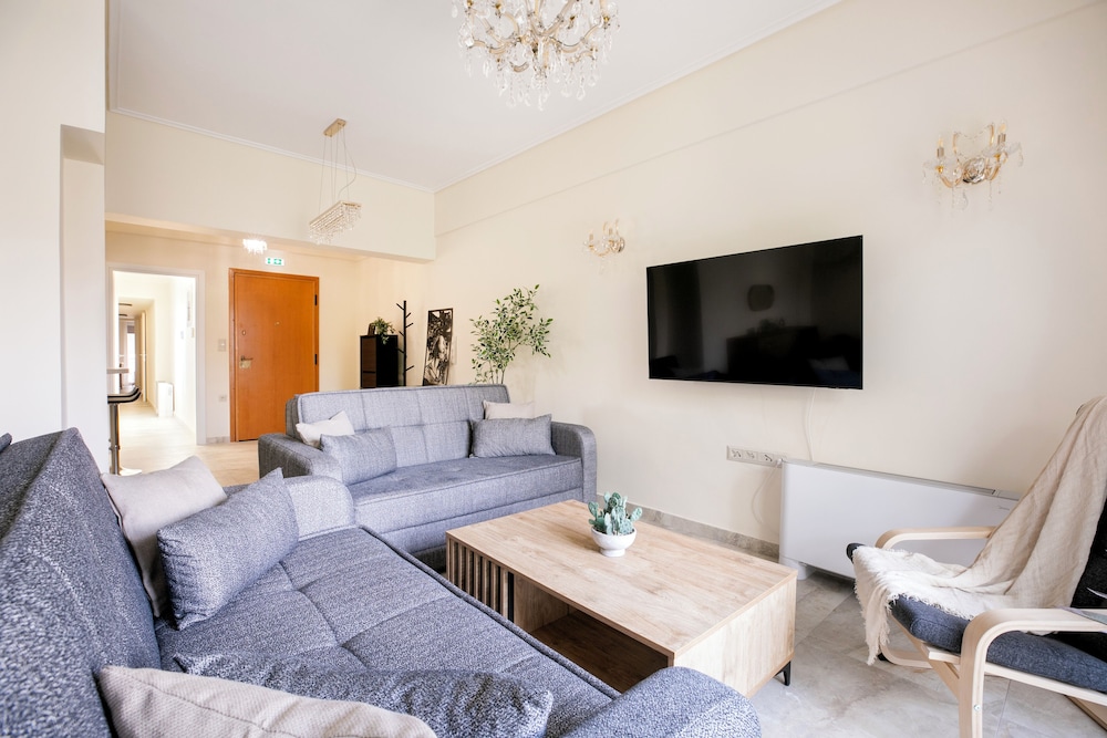 Kallisti 2BR Apt & Balcony in Nea Smyrni
